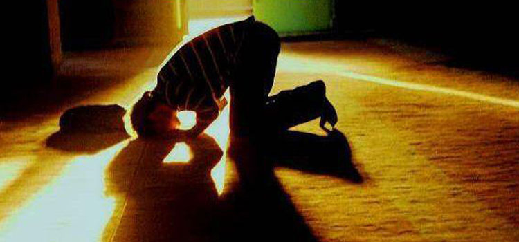 كسي كه قبل از داخل شدن وقت نماز مي خواند، نمازش قبول نمي شود