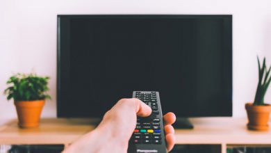 ديدن فيلمهاي مبتذل ومطالعه قصه ها وداستانهاي كه موجب واقع شدن در گناه وترويج اخلاق زشت ميشود حرام است